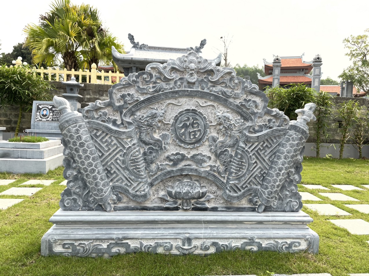 cuốn thư đá