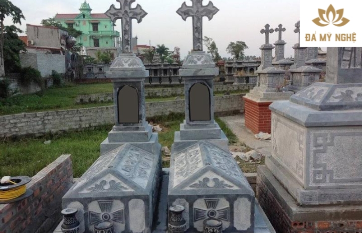 Hoa văn trên mộ đá công giáo đẹp