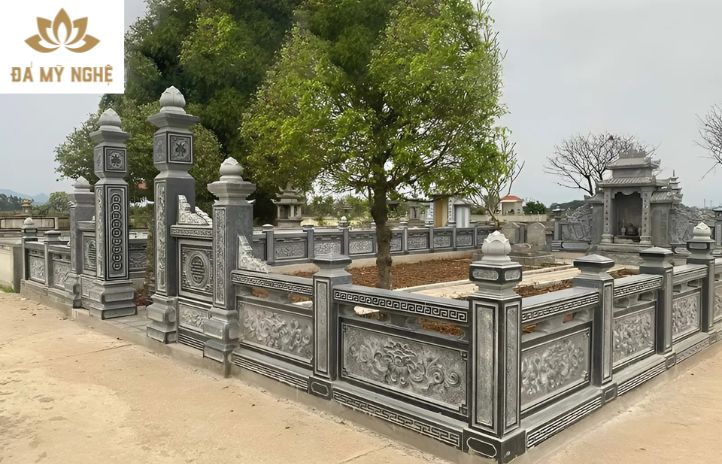 Lan can đá là hàng rào bao quanh các khu vực thiêng liêng