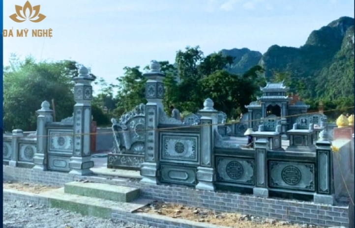 Lăng mộ đá xanh rêu có lan can, cuốn thư, cổng đá
