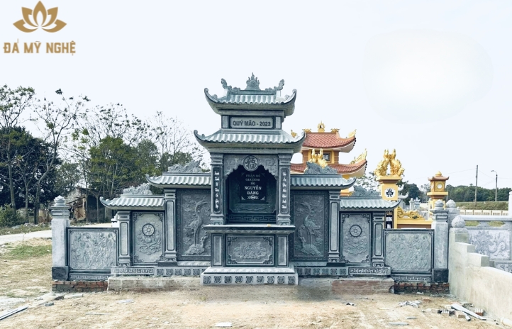 Mộ đá xanh rêu hai mái
