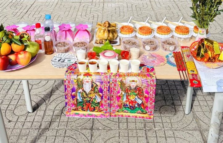 Rượu trắng, nước sạch, bánh kẹo, trái cây cần cúng bái