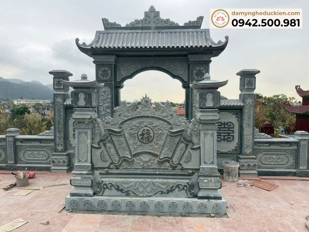Cổng lăng mộ đá mái đao với cuốn thư chữ Phúc và đôi trụ đèn đá