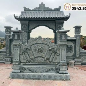 Cổng lăng mộ đá mái đao với cuốn thư chữ Phúc và đôi trụ đèn đá
