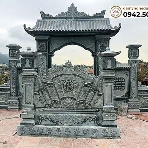 Cổng lăng mộ đá mái đao với cuốn thư chữ Phúc và đôi trụ đèn đá