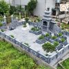 Khu lăng mộ đá gia tộc có lăng thờ nhiều mái và các phần mộ bố trí theo hàng