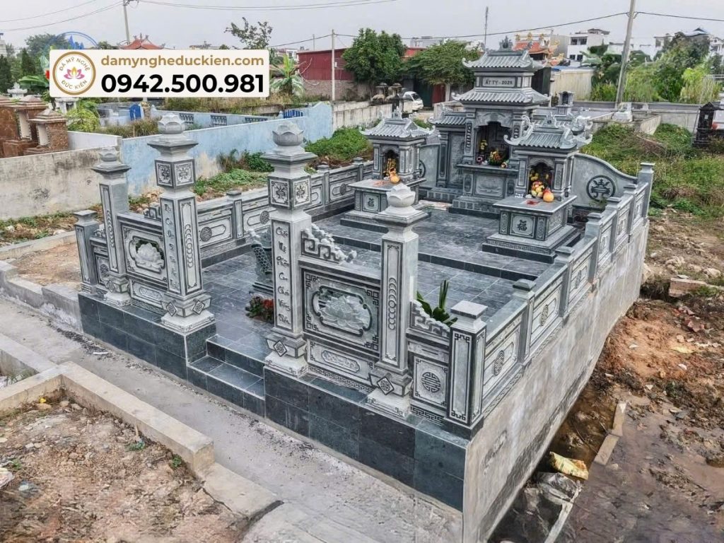 Khu lăng mộ đá gia đình có lăng thờ nhiều mái, lan can đá chạm khắc và nền lát đá đồng bộ