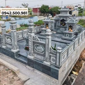 Khu lăng mộ đá gia đình có lăng thờ nhiều mái, lan can đá chạm khắc và nền lát đá đồng bộ