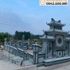 Khu lăng mộ đá gia đình với lăng thờ mái đao và hệ thống lan can đá chạm khắc